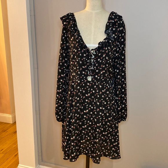 Boohoo Size 12 Black Ditsy Floral Print Mini Dress Front Lace-Up Neckline - Picture 3 of 6